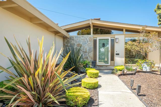 24757 Pear St, Hayward CA: https://media.crmls.org/mediaz/0b9471bf-eb92-4933-849c-1d3dd07159dd.jpg
