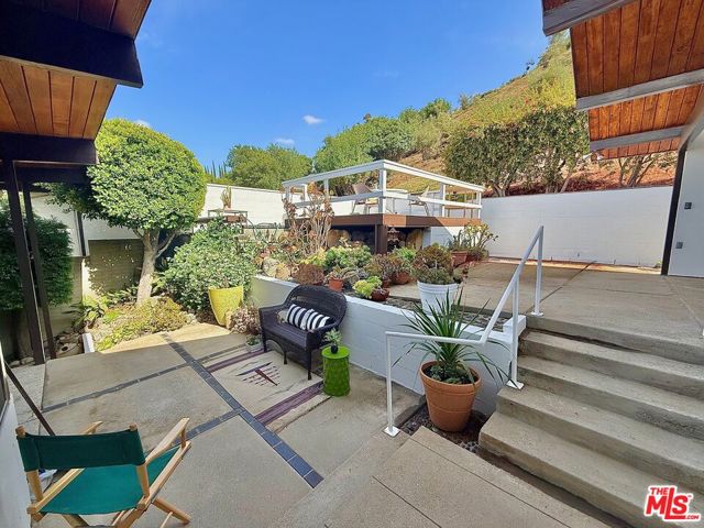 8554 Day Street, Sunland CA: https://media.crmls.org/mediaz/0b950c17-cda9-4411-855a-b9056b8c14aa.jpg