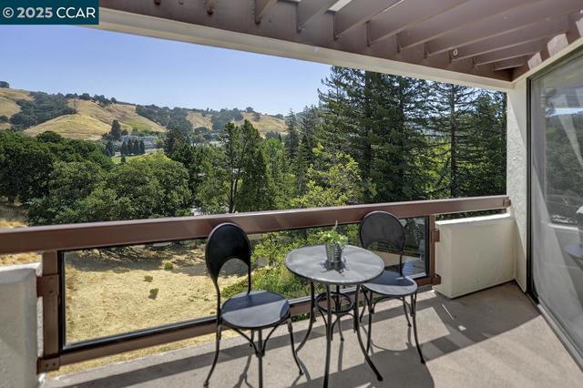 3288 Terra Granada Dr, Walnut Creek CA: https://media.crmls.org/mediaz/0b964357-98e3-4634-b7cb-cb130df56f95.jpg