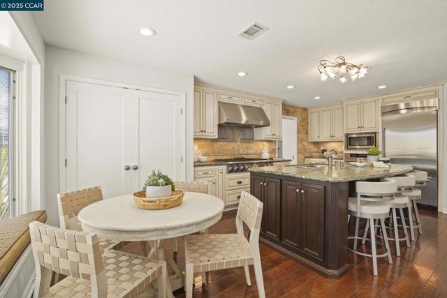 219 Nottingham Pl, Danville CA: https://media.crmls.org/mediaz/0b976cde-1102-4543-8960-34afce8cea5a.jpg