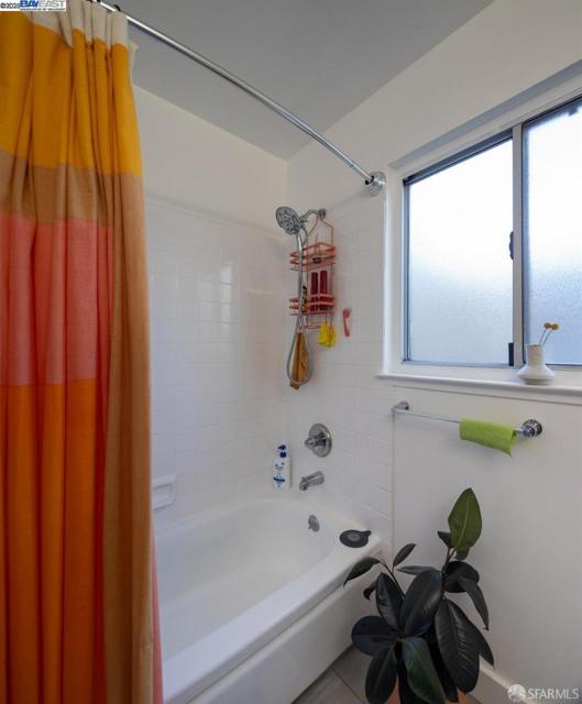 537 Pacific Avenue, Alameda CA: https://media.crmls.org/mediaz/0b97cc82-359c-4679-9ab9-cb10dd684289.jpg