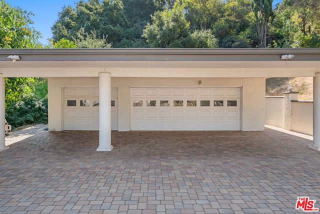 3200 Oakley Drive, Los Angeles CA: https://media.crmls.org/mediaz/0b98f015-a9fa-4fa8-b1e7-197f1f41b8f9.jpg