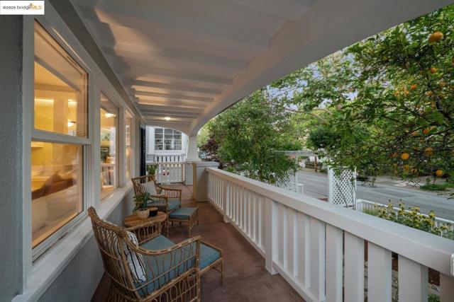 5490 Kales AVE, Oakland CA: https://media.crmls.org/mediaz/0b992869-33ab-4822-85df-4d2ba58077f1.jpg