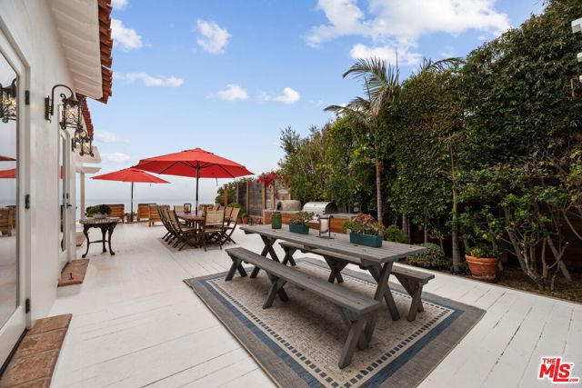 22416 Pacific Coast Highway, Malibu CA: https://media.crmls.org/mediaz/0b995934-8187-4918-ad81-0c491703ef7b.jpg
