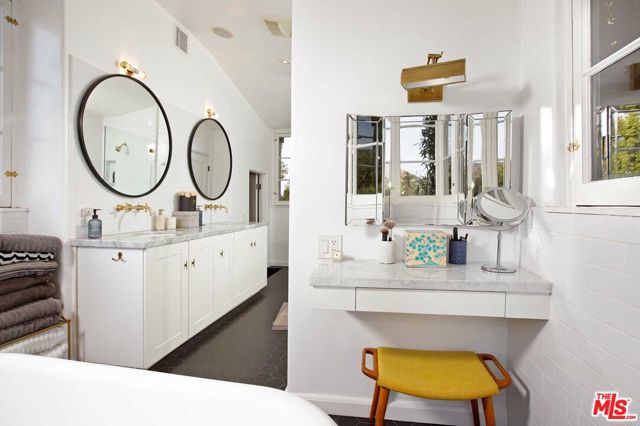 6749 Whitley Terrace, Los Angeles CA: https://media.crmls.org/mediaz/0b9a067e-1d32-4b44-98f2-a8ba66522b23.jpg