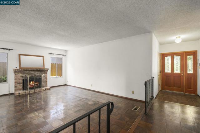 2054 Newton Way, Concord CA: https://media.crmls.org/mediaz/0b9a8185-62cf-48ad-a4e1-9e5ab3e2126b.jpg