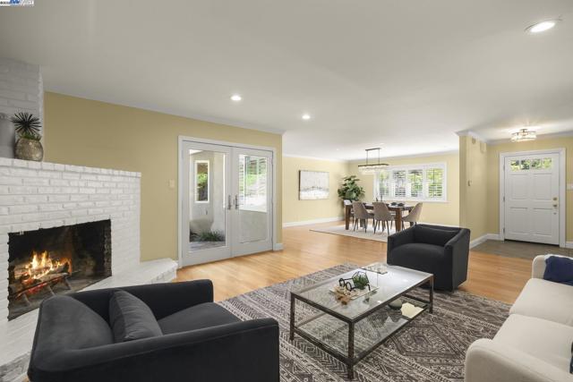10 Easton Ct, Orinda CA: https://media.crmls.org/mediaz/0b9ac3a1-bba4-444c-8ab0-7bb9f7b98e79.jpg