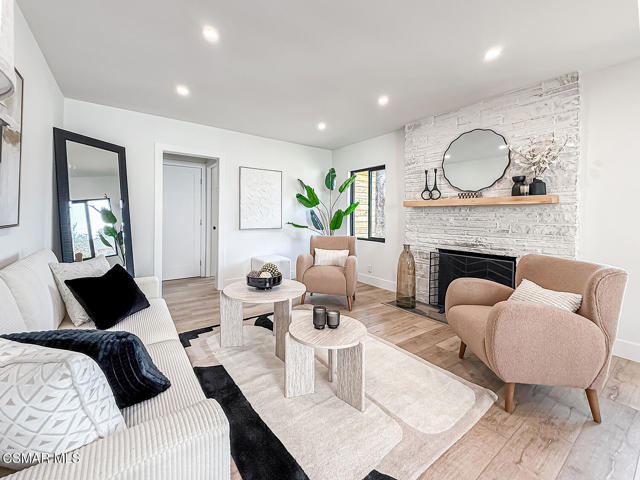 7530 Gaviota Avenue, Lake Balboa CA: https://media.crmls.org/mediaz/0b9aefa7-8879-4f62-b439-0f01e1576535.jpg