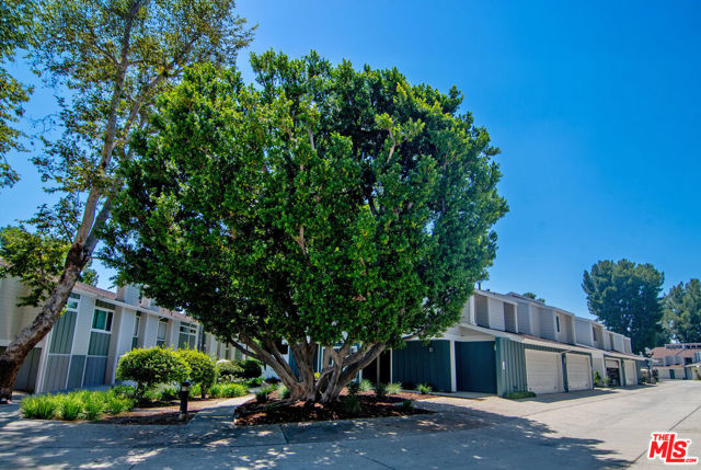 18170 Andrea Circle North, Northridge CA: https://media.crmls.org/mediaz/0b9affc3-b7a4-427d-9ef7-1f0dc3d6b6b7.jpg