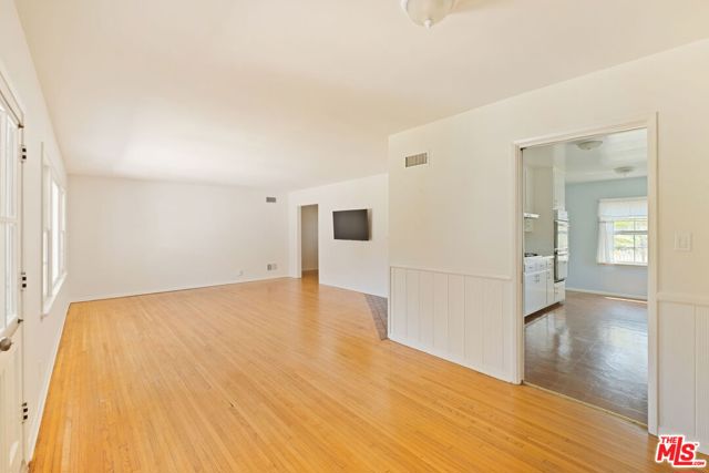 315 26th Street, Santa Monica CA: https://media.crmls.org/mediaz/0b9b3a44-554f-44a3-a7c0-59560db3afe7.jpg