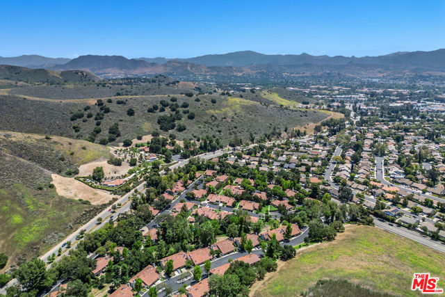 4042 Stoneriver Court, Westlake Village CA: https://media.crmls.org/mediaz/0b9b5d25-b498-49c4-a74e-05b4a44286b7.jpg