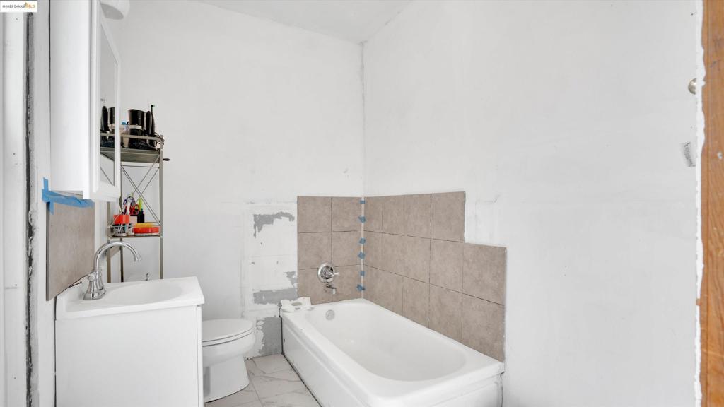 https://media.crmls.org/mediaz/0b9bad59-36fd-46ba-90fc-d826a96bd458.jpg?preset=X-Large