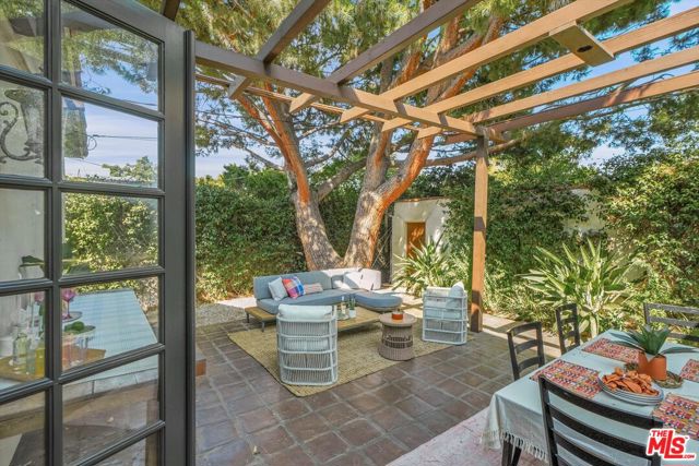 4300 Laurelgrove Avenue, Studio City CA: https://media.crmls.org/mediaz/0b9c3c6a-96e3-455b-83ae-5a5b3b983f26.jpg