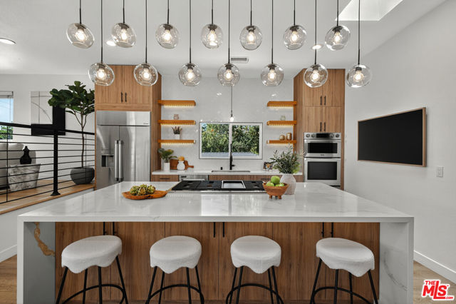 2603 Crestmoore Place, Los Angeles CA: https://media.crmls.org/mediaz/0b9c4f0a-213f-4061-96b6-0b57944a7f1d.jpg