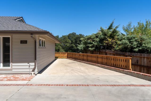 1714 Highland Place Dr, Paso Robles CA: https://media.crmls.org/mediaz/0b9c58bd-dfe5-4c91-b3fb-3e1d0d4c960b.jpg