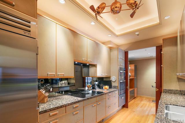 700 Front St, San Diego CA: https://media.crmls.org/mediaz/0b9c98f9-d20a-434d-9bf5-5676637297f3.jpg