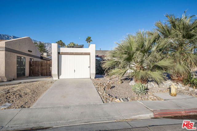 3293 N Mica Drive, Palm Springs CA: https://media.crmls.org/mediaz/0b9cfdaf-4609-4e4d-9ea6-c66b78b9030a.jpg