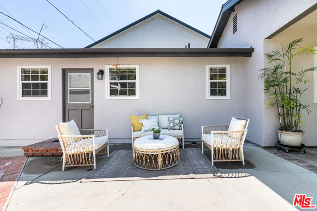 850 N Kenwood Street, Burbank CA: https://media.crmls.org/mediaz/0b9ebdf7-8a89-4f38-820d-a5ef896665ff.jpg