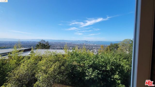436 Panoramic Way, Berkeley CA: https://media.crmls.org/mediaz/0b9edc30-6ccf-41ab-8434-52eb68b23962.jpg