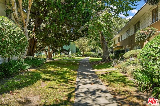 5381 Village, Los Angeles, California 90016, 2 Bedrooms Bedrooms, ,1 BathroomBathrooms,Condominium,For Sale,Village,24422579