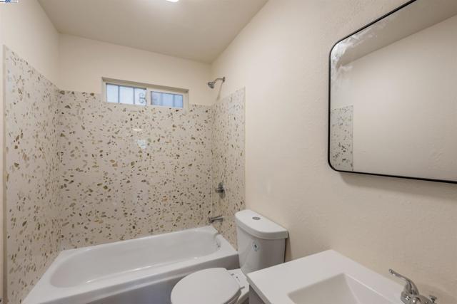 107 Catron Dr, Oakland CA: https://media.crmls.org/mediaz/0b9f9f71-41b8-4ce9-86c1-dd3a9060ecb7.jpg