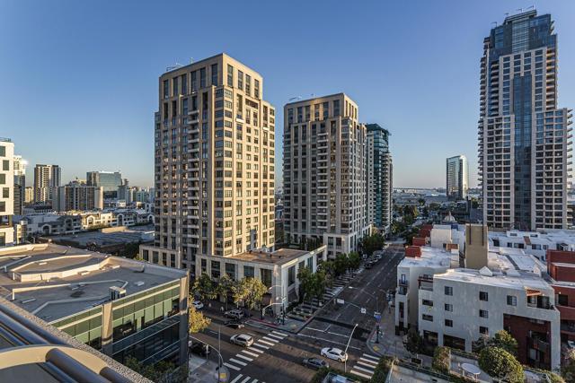 700 Front St, San Diego CA: https://media.crmls.org/mediaz/0ba13350-7740-4a58-b087-0d687f51eb46.jpg