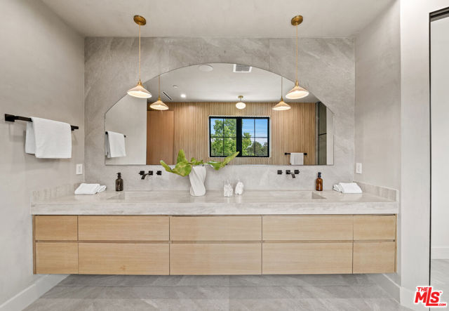 11317 Valley Spring Lane, Studio City CA: https://media.crmls.org/mediaz/0ba1f6aa-20fb-48b8-8b53-ec105dc25803.jpg