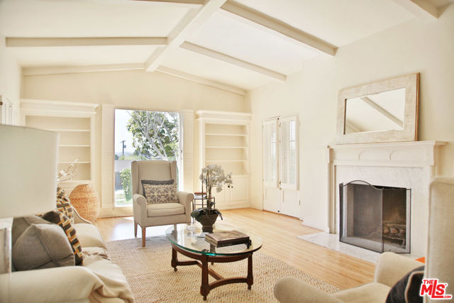 2963 Queensbury Drive, Los Angeles CA: https://media.crmls.org/mediaz/0ba2653d-644f-4cba-9212-018dab5ef944.jpg