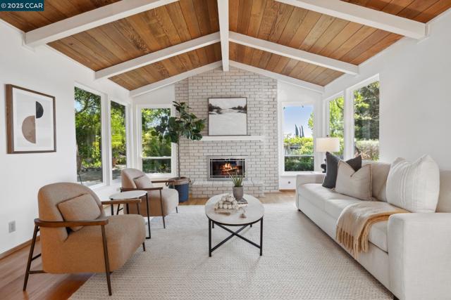 3662 Perada Dr, Walnut Creek CA: https://media.crmls.org/mediaz/0ba26a61-df7c-482a-a9b3-36dffc04f3df.jpg