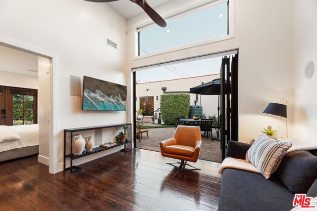 1225 S Cloverdale Avenue, Los Angeles CA: https://media.crmls.org/mediaz/0ba48a14-6922-49b7-8763-5103a4f6c159.jpg