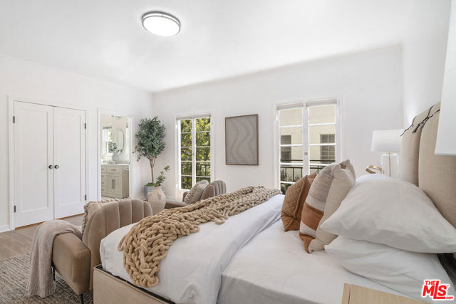336 N Orange Drive, Los Angeles CA: https://media.crmls.org/mediaz/0ba5577c-e27a-47b5-a5f7-21bc2a952649.jpg