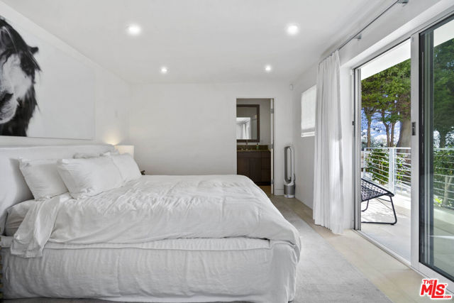 6375 Gayton Place, Malibu CA: https://media.crmls.org/mediaz/0ba567a7-b7cf-4f1e-aed9-b3236b674a1e.jpg