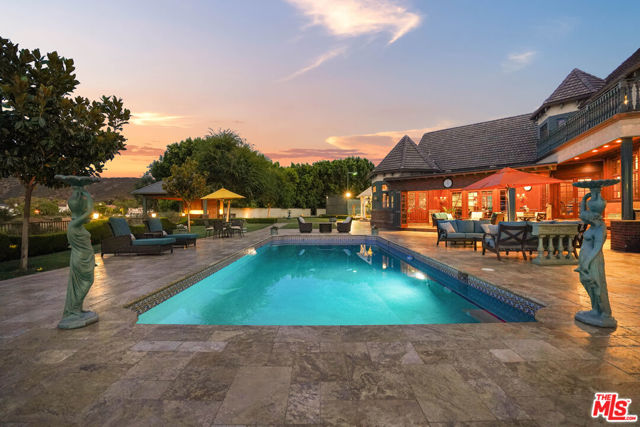 19000 Dorlon Drive, Tarzana CA: https://media.crmls.org/mediaz/0ba5a140-a3a4-441d-8478-97128e4798d8.jpg