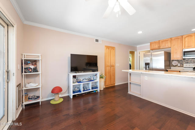1122 Canterford Circle, Westlake Village CA: https://media.crmls.org/mediaz/0ba5e54c-fe4a-48b1-aff0-df1bda38e439.jpg