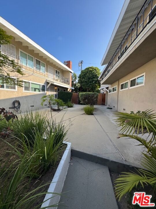 8420 Gulana Avenue, Playa del Rey CA: https://media.crmls.org/mediaz/0ba6bc34-bcc7-4c4a-a5f5-5e6152857131.jpg