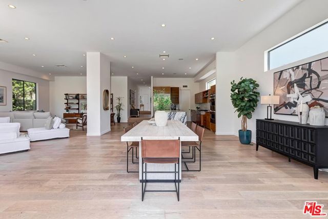 3571 Colonial Avenue, Los Angeles CA: https://media.crmls.org/mediaz/0ba6dd8d-feb7-4ad1-9951-cc70bc658f3e.jpg