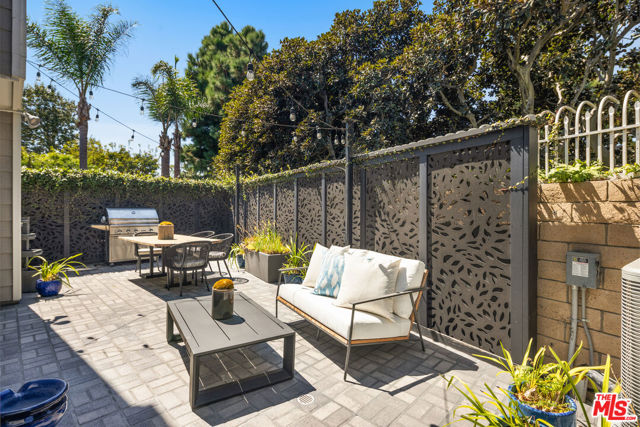 13082 Mindanao Way, Marina del Rey CA: https://media.crmls.org/mediaz/0ba6f5e6-125f-4858-baec-79a76a35ad84.jpg