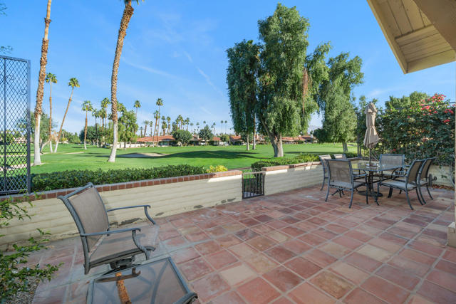 240 Santa Barbara Circle, Palm Desert CA: https://media.crmls.org/mediaz/0ba767f6-12ad-44f4-9db2-b688574ad533.jpg