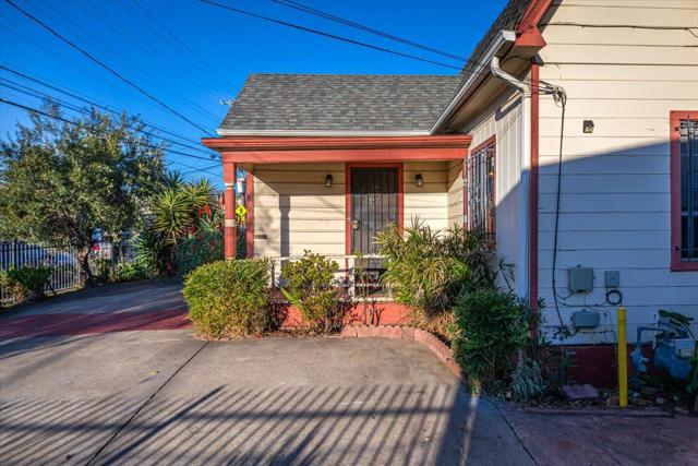 3014 Coolidge Avenue, Oakland CA: https://media.crmls.org/mediaz/0ba78948-2a76-4ecc-87cd-bb5066f07743.jpg