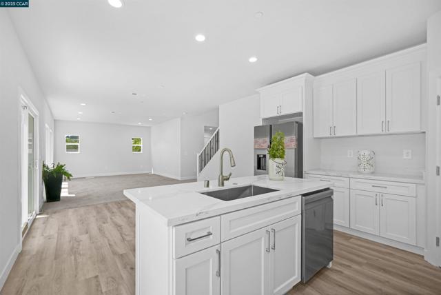 2722 Cowell Rd, Concord CA: https://media.crmls.org/mediaz/0ba9338e-1559-4d68-80c6-4d9a7fe2c578.jpg