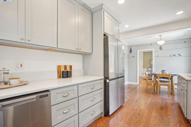400 Paloma Ave, Pacifica CA: https://media.crmls.org/mediaz/0ba94ffa-09de-4cc4-9cbf-f178864903e0.jpg