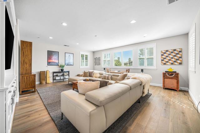 2135 Terra Bella Ct, Livermore CA: https://media.crmls.org/mediaz/0ba97fd2-8b69-4834-8fdf-86c04979b322.jpg