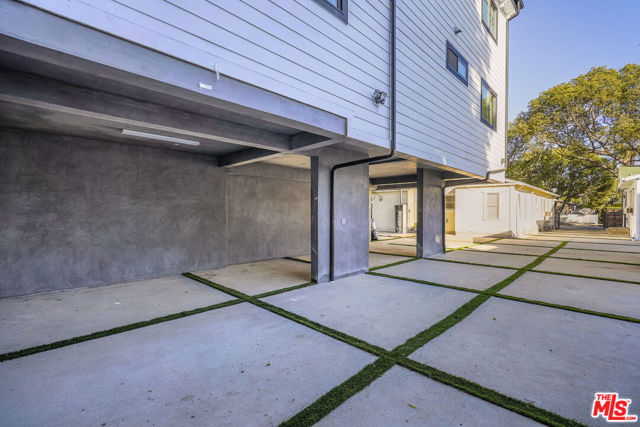 1331 N June Street, Los Angeles CA: https://media.crmls.org/mediaz/0ba99ff8-0fcb-4552-801e-6cb735215776.jpg