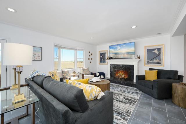 206 E E Oceanfront, Newport Beach CA: https://media.crmls.org/mediaz/0ba9ba4b-5f9a-4cb4-8b9e-21915da0b996.jpg