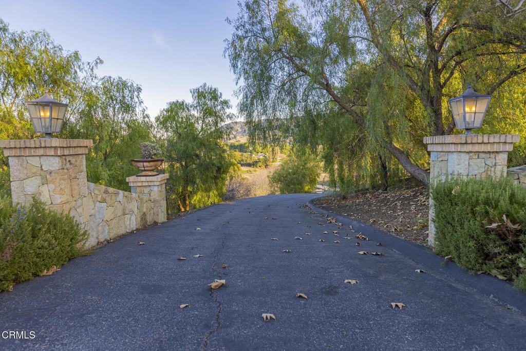 https://media.crmls.org/mediaz/0ba9e274-5b06-4b13-9b90-f7ed9f9b2e4a.jpg?preset=X-Large