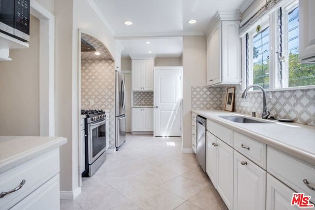 10514 Rochester Avenue, Los Angeles CA: https://media.crmls.org/mediaz/0bab78da-07c0-4f60-bf95-63ffcc098b53.jpg