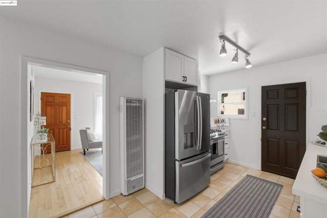 2721 Oliver Ave, Oakland CA: https://media.crmls.org/mediaz/0babdd7b-6410-487e-8946-3919a372dde5.jpg