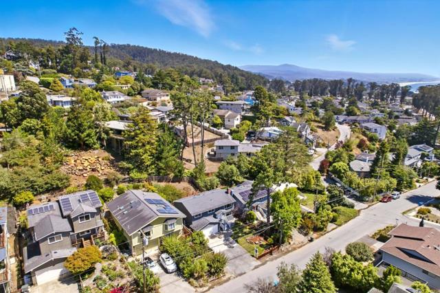 422 Avenue Portola, El Granada CA: https://media.crmls.org/mediaz/0bac0660-b8ab-4f4f-b693-79b27d4e5332.jpg