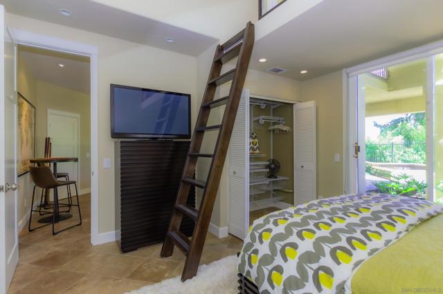 2537 Carriagedale Row, La Jolla CA: https://media.crmls.org/mediaz/0bac8d21-96ff-4faa-88c6-b551c36fca95.jpg
