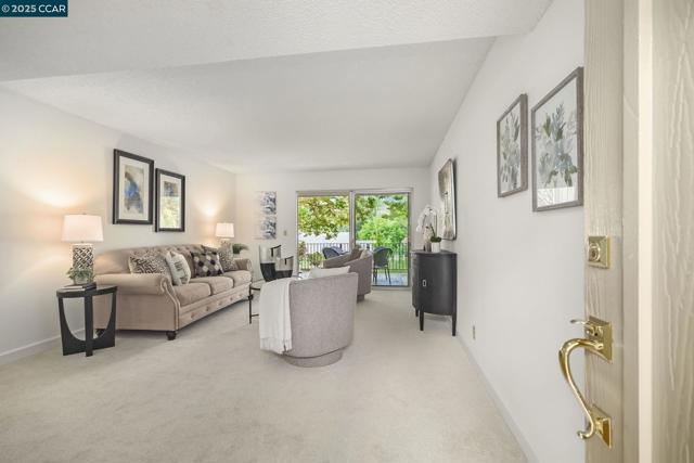 975 Terra California Dr, Walnut Creek CA: https://media.crmls.org/mediaz/0badc167-eb58-4ee7-a729-33bc1f568ba1.jpg